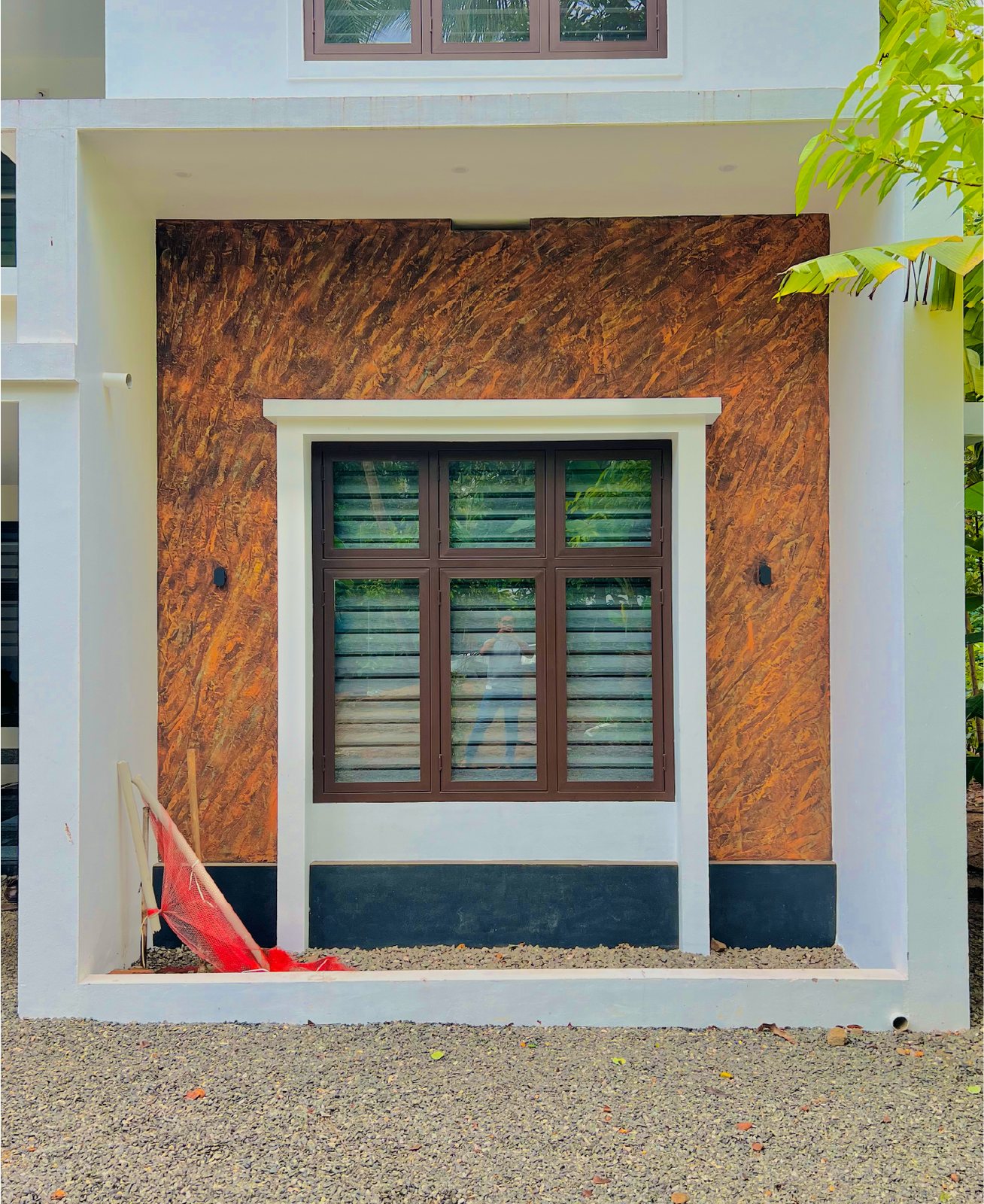 Villa with panelled steel window system facing the pool